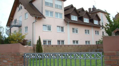 רודגאו Hotel Zur Eisenbahn מראה חיצוני תמונה